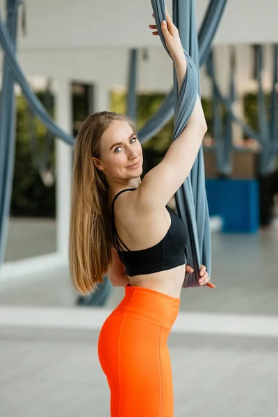 Hermosa Chica Haciendo Yoga Aéreo —  Fotos de Stock