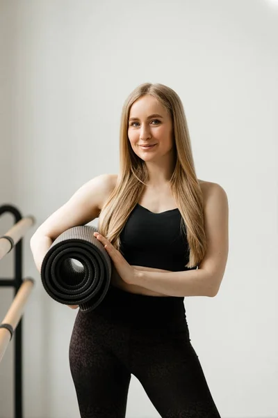 Sports Girl Holding Fitness Mat — Fotografia de Stock