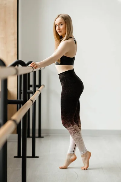 Schöne Mädchen Tun Stretching Der Nähe Der Ballettbarre — Stockfoto