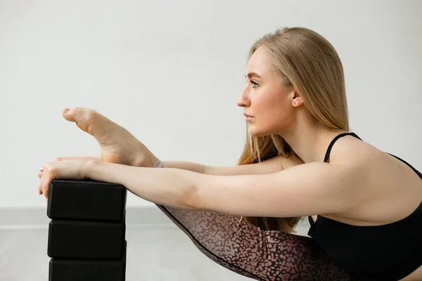 Ein Schönes Mädchen Sitzt Auf Einem Bindfaden Auf Einer Fitnessmatte — Stockfoto