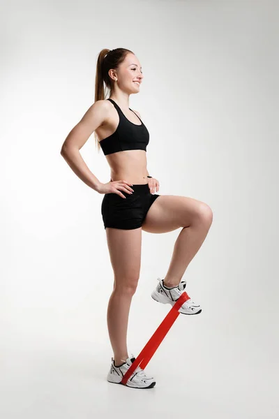 Sportmädchen Bei Einer Übung Mit Einem Fitness Gummiband Auf Weißem — Stockfoto