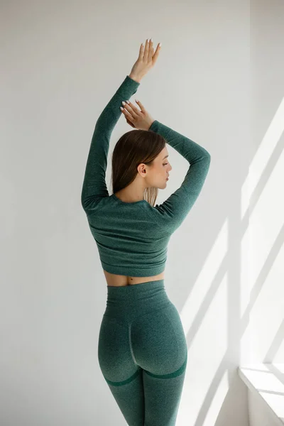 Hermosa Chica Deportiva Traje Verde Para Aptitud Sobre Fondo Blanco — Foto de Stock