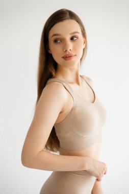 Beyaz bir arka planda spor kıyafeti giymiş spor kızı. Yüksek kalite fotoğraf