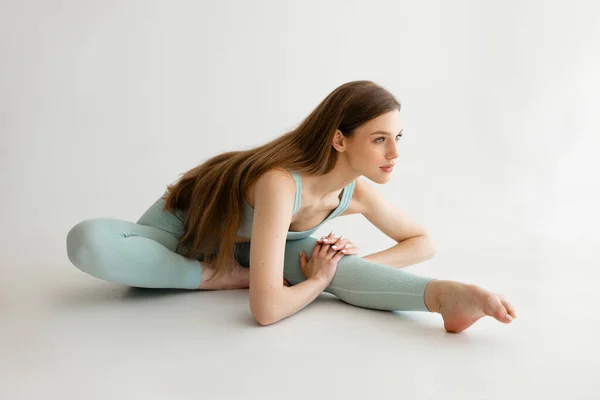 Prachtig Atletisch Meisje Een Blauw Fitnesspak Dat Zich Uitstrekt Een — Stockfoto