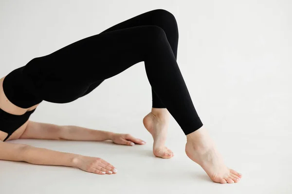 Schöne Sportlerin Dabei Stretching Auf Weißem Hintergrund Hochwertiges Foto — Stockfoto