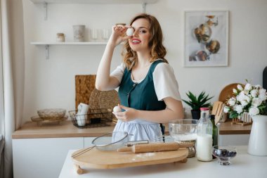Elinde tavuk yumurtası tutan kız pastacı. Yüksek kalite fotoğraf