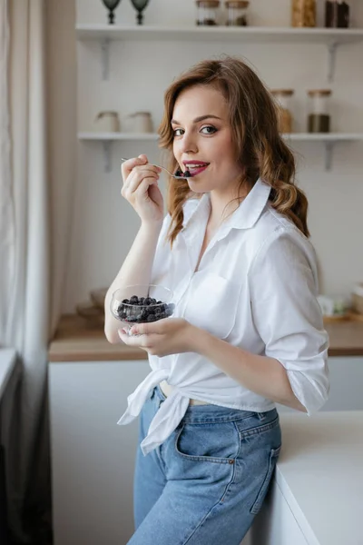 Mooi Meisje Die Bessen Eet Keuken Hoge Kwaliteit Foto — Stockfoto