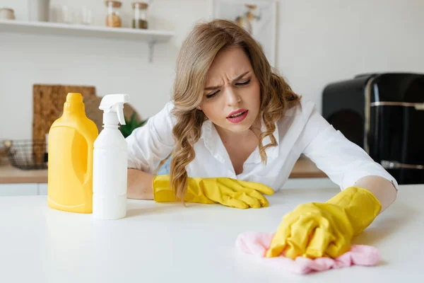 Beautiful Housewife Girl Trying Wipe Stains Kitchen Table High Quality — Stockfoto