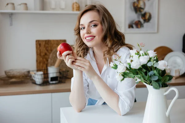 Mooi Meisje Die Een Rode Appel Eet Keuken Hoge Kwaliteit — Stockfoto