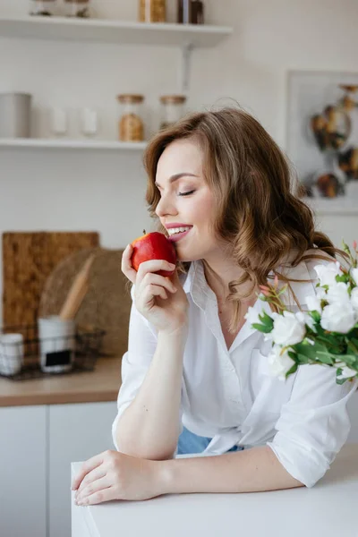 Mooi Meisje Die Een Rode Appel Eet Keuken Hoge Kwaliteit — Stockfoto