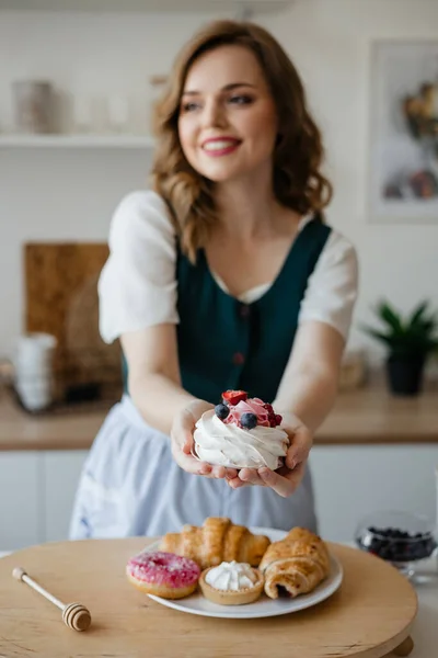 Housewife Holding Cake Her Hands While Standing Kitchen High Quality — Stockfoto
