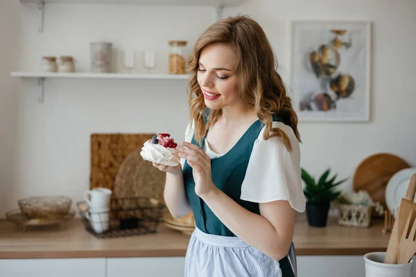 Housewife Holding Cake Her Hands While Standing Kitchen High Quality — Stockfoto