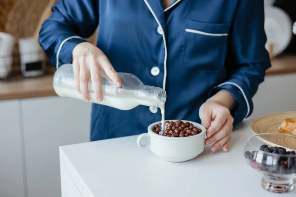 Beautiful Girl Pours Cereal Milk Kitchen High Quality Photo — Stockfoto