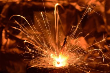 Işığın arka planında Bengal ışıkları, neşe için ışılda.