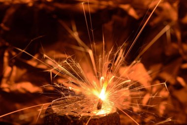 Işığın arka planında Bengal ışıkları, neşe için ışılda.