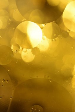 Renkli soyut bir arka planda yağ daireleri. Güneş sistemi gibi.. 