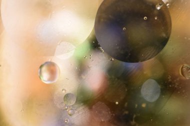 Renkli soyut bir arka planda yağ daireleri. Güneş sistemi gibi.. 