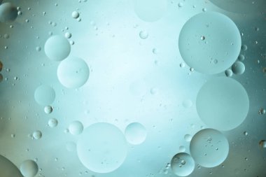 Renkli soyut bir arka planda yağ daireleri. Güneş sistemi gibi.. 