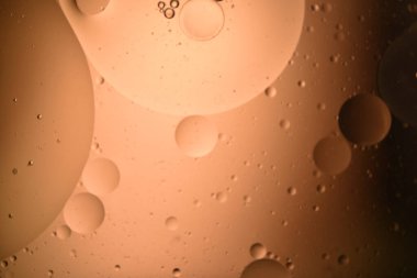 Renkli soyut bir arka planda yağ daireleri. Güneş sistemi gibi.. 