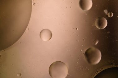 Renkli soyut bir arka planda yağ daireleri. Güneş sistemi gibi.. 