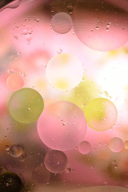 Renkli soyut bir arka planda yağ daireleri. Güneş sistemi gibi.. 