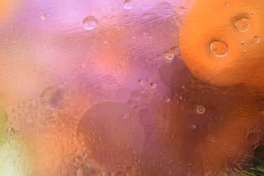 Renkli soyut bir arka planda yağ daireleri. Güneş sistemi gibi.. 