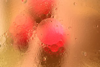 Renkli soyut bir arka planda yağ daireleri. Güneş sistemi gibi.. 