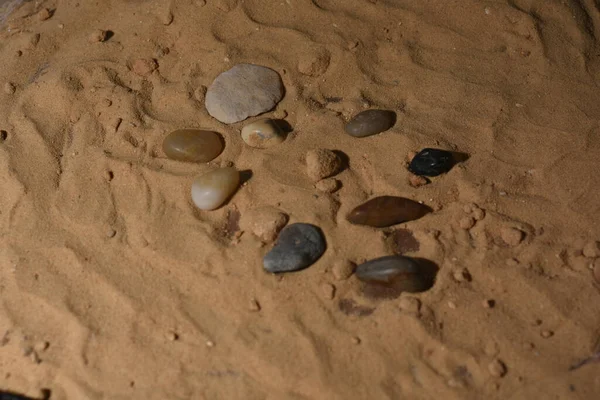 Pietre Concettuali Concettuali Una Spiaggia Sabbia Forma Simbolo Della Mano — Foto Stock