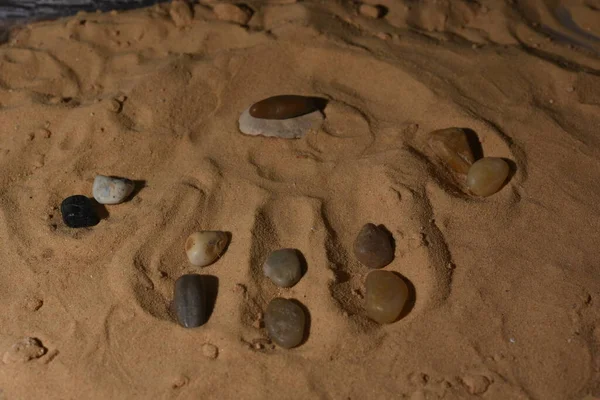 Pietre Concettuali Concettuali Una Spiaggia Sabbia Forma Simbolo Della Mano — Foto Stock