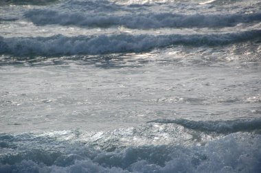 Deniz dalgaları ve baloncuklarla dolu fırtınalı bir yüzey arka plan ya da duvar kağıdı gibi.