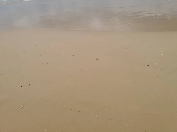 Die Oberfläche Des Meeres Sand Wellen Strand Als Hintergrund Oder — Stockfoto