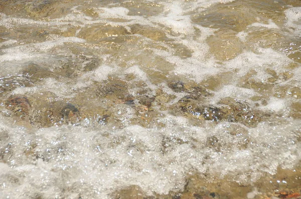 Een Stormachtig Oppervlak Met Golven Van Zee Bubbels Als Achtergrond — Stockfoto