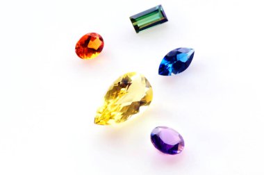 Yarı değerli taşlardan oluşan küçük bir grup..