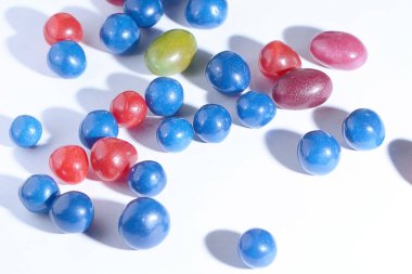 Jöle beyazı beyaz bir zemine saçılmış.