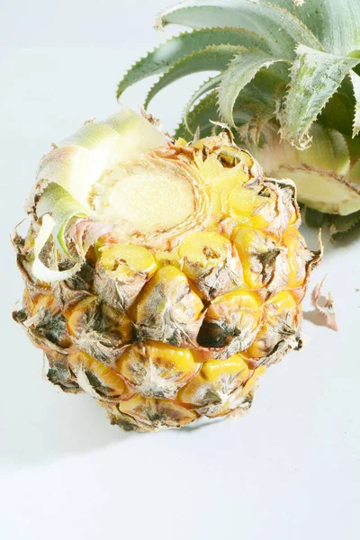 Zralý Celý Ananas Plátky Top Bílém Pozadí — Stock fotografie