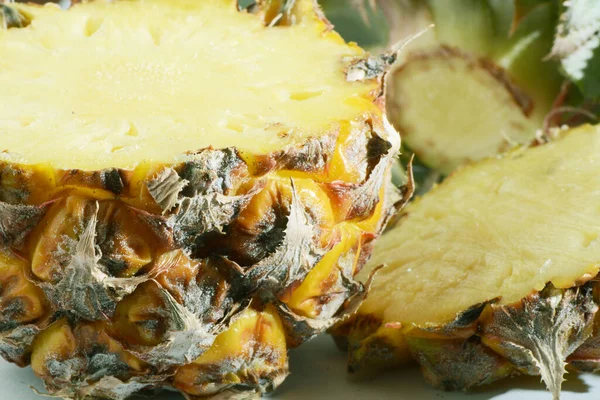 Zralý Celý Ananas Plátky Top Bílém Pozadí — Stock fotografie
