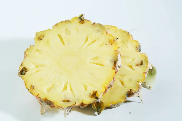 Zralý Celý Ananas Plátky Top Bílém Pozadí — Stock fotografie