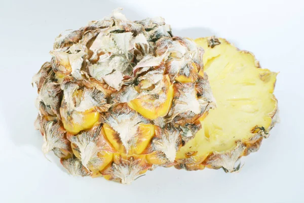 Ananas Entier Mûr Tranches Dessus Sur Fond Blanc — Photo