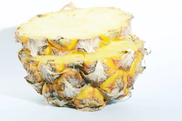 Reife Ganze Ananas Und Scheiben Und Deckel Auf Weißem Hintergrund — Stockfoto
