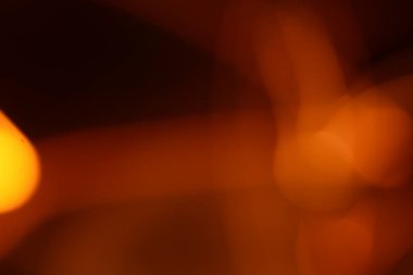 Işıltılı, turuncu ve ılık çizgilerle oynuyor. Işık noktaları, yuvarlak ve yumurta