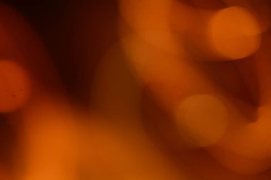 Işıltılı, turuncu ve ılık çizgilerle oynuyor. Işık noktaları, yuvarlak ve yumurta