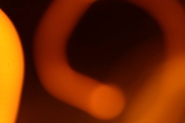 Işıltılı, turuncu ve ılık çizgilerle oynuyor. Işık noktaları, yuvarlak ve yumurta