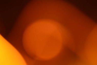 Işıltılı, turuncu ve ılık çizgilerle oynuyor. Işık noktaları, yuvarlak ve yumurta