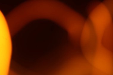 Işıltılı, turuncu ve ılık çizgilerle oynuyor. Işık noktaları, yuvarlak ve yumurta