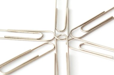 Farklı şekillerde katlanmış ataçlar.