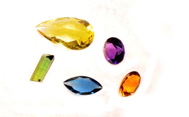 Beyaz arkaplandaki yüzeyli mücevherler,