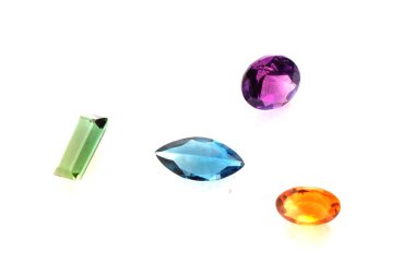 Beyaz arkaplandaki eğimli taşlar