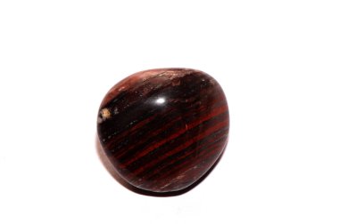 Beyaz bir arka plan üzerinde izole Kaplan gözü mineral 