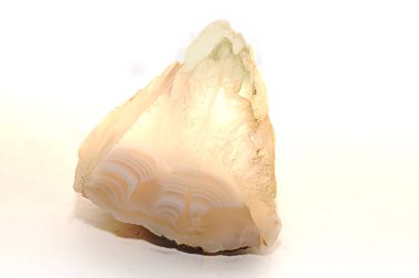 Beyaz arkaplanda agate druse 