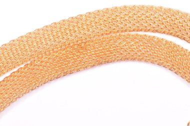 İki altın yağ zinciri izole edilmiş beyaz 